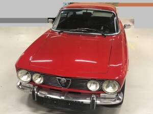 Imagen 3/18 de Alfa Romeo Giulia 1600 GT Junior (1975)