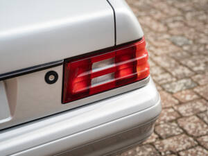 Immagine 16/38 di Mercedes-Benz SL 500 (2000)