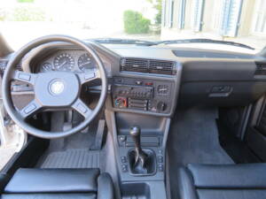 Image 11/22 of BMW 320i (1989)