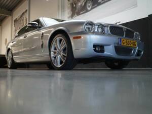 Image 21/50 of Jaguar XJ 8 4.2 (2007)