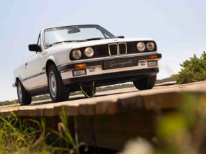 Image 4/70 of BMW 320i (1990)