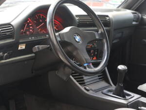 Image 8/26 of BMW 325e (1987)