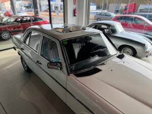 Image 6/32 of Mercedes-Benz 230 E (1983)