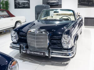 Image 2/30 of Mercedes-Benz 250 SE (1967)