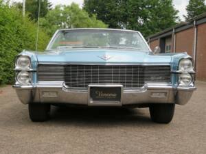 Image 2/18 of Cadillac DeVille Convertible (1965)