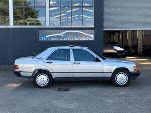Image 14/89 de Mercedes-Benz 190 E 2.6 (1988)