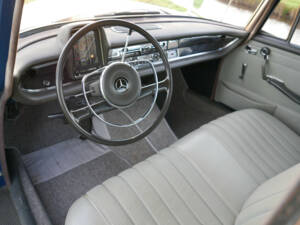 Image 3/39 of Mercedes-Benz 200 (1967)