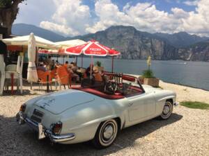 Image 2/4 of Mercedes-Benz 190 SL (1961)