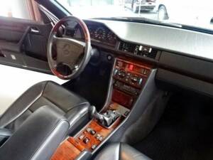 Bild 16/26 von Mercedes-Benz E 220 (1996)
