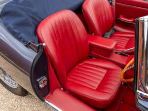 Image 21/27 of Jaguar Type E 4.2 (1965)