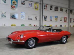 Image 3/11 of Jaguar E-Type (1968)