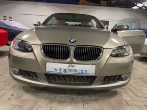 Image 16/26 of BMW 335i (2007)