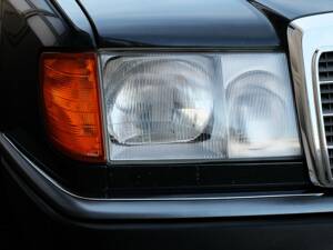 Image 36/63 of Mercedes-Benz 300 CE (1991)