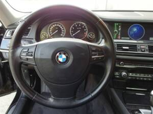 Image 49/95 of BMW 750i (2009)