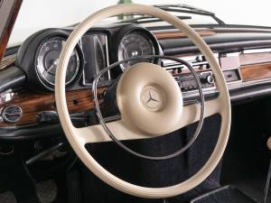 Image 32/45 de Mercedes-Benz 280 SE 3,5 (1969)
