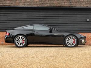 Image 2/50 de Aston Martin V12 Vanquish S (2007)