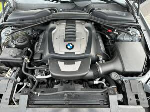Image 36/59 de BMW 650i (2006)