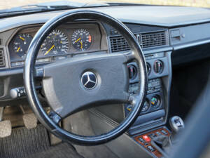 Immagine 42/50 di Mercedes-Benz 190 E 2.5-16 (1991)