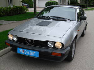 Image 3/23 de Alfa Romeo GTV 6 2.5 (1983)