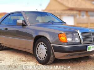 Immagine 2/10 di Mercedes-Benz 300 CE (1991)