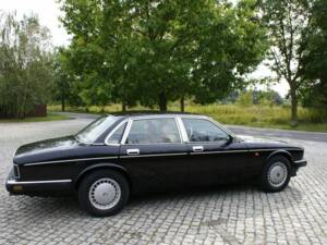 Image 2/6 de Daimler XJ 6 4.0 (1990)