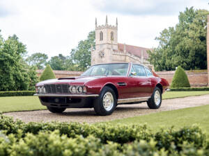 Image 2/25 of Aston Martin DBS V8 (1971)