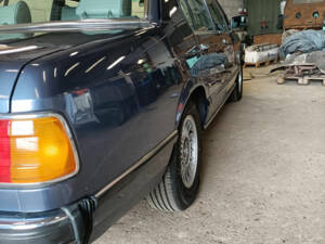 Image 8/8 of BMW 733i (1978)