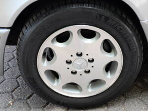 Image 63/75 of Mercedes-Benz E 280 T (1994)