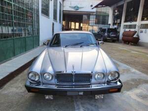 Image 6/39 of Jaguar XJ 6 4.2 (1982)