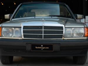 Image 3/33 of Mercedes-Benz 190 E (1989)