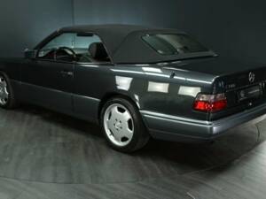 Immagine 4/30 di Mercedes-Benz E 320 (1997)