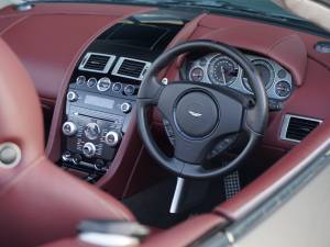 Image 26/50 of Aston Martin DBS Volante (2011)