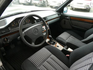 Immagine 8/23 di Mercedes-Benz E 220 (1994)