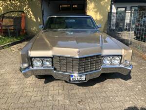 Image 2/5 of Cadillac Sedan DeVille (1969)