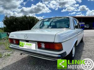 Imagen 10/10 de Mercedes-Benz 200 (1981)