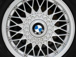 Image 11/15 of BMW 320i (1990)