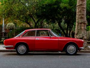 Image 2/21 of Alfa Romeo Giulia GT 1300 Junior (1968)