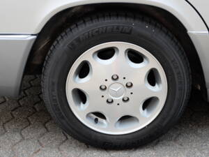 Image 62/75 of Mercedes-Benz E 280 T (1994)