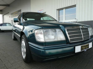 Imagen 21/26 de Mercedes-Benz E 220 (1996)