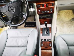 Imagen 46/48 de Mercedes-Benz 400 E (1993)