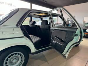 Image 29/32 of Mercedes-Benz 230 E (1983)