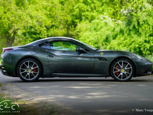 Image 31/85 de Ferrari California (2010)