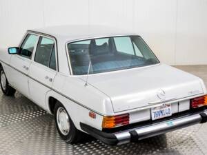 Image 38/50 of Mercedes-Benz 240 D (1976)