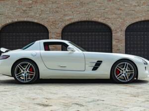 Image 13/50 of Mercedes-Benz SLS AMG (2010)