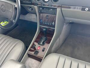 Image 12/37 of Mercedes-Benz 560 SL (1986)