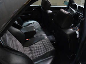 Image 33/83 of Mercedes-Benz 190 E 2.3-16 (1984)