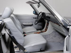 Image 19/44 of Mercedes-Benz 300 SL (1988)