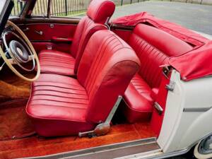 Image 18/36 of Mercedes-Benz 220 SE b (1961)