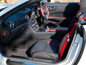 Image 17/50 of Mercedes-Benz SL 400 (2015)