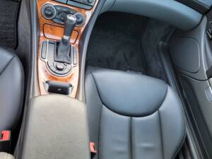 Bild 55/97 von Mercedes-Benz SL 500 (2004)